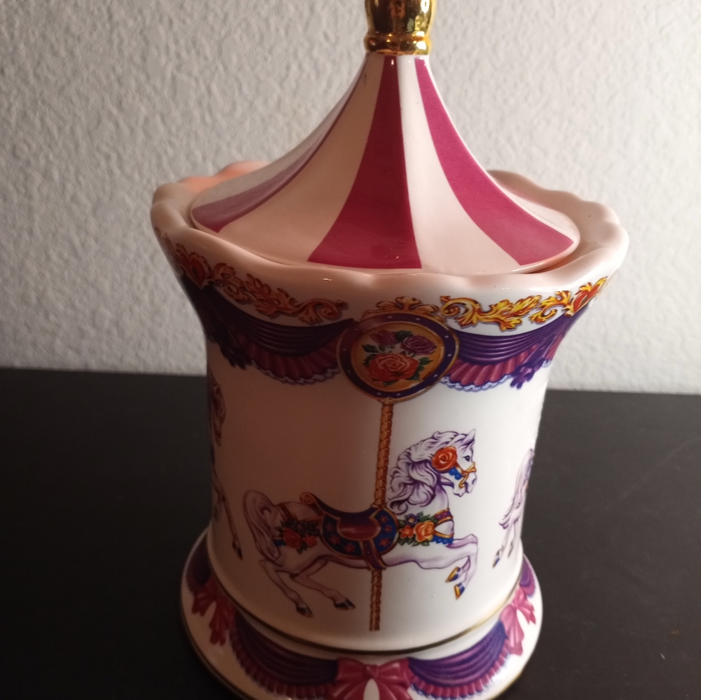 STUNNING Teleflora Handpainted Porcelain Musical Carousel 9" Canister Jar.